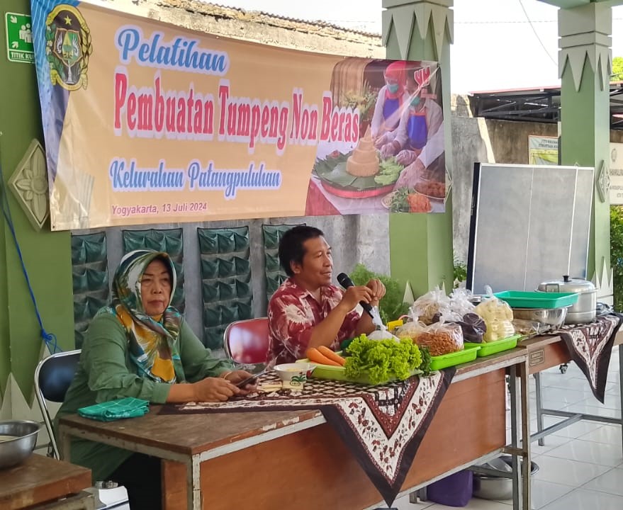 Warga Patangpuluhan Dilatih Membuat Tumpeng Non Beras